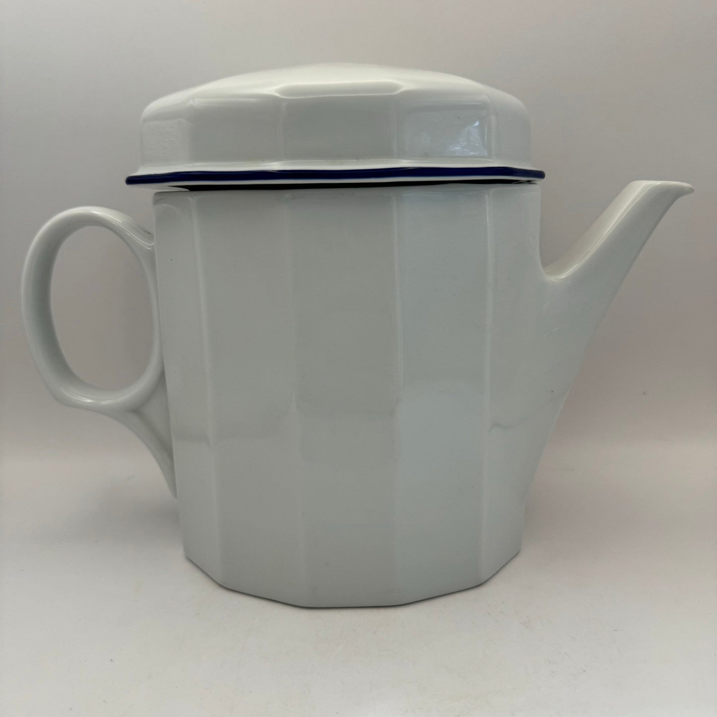Bowerbird Cottage  Porsgrund Norway Teapot