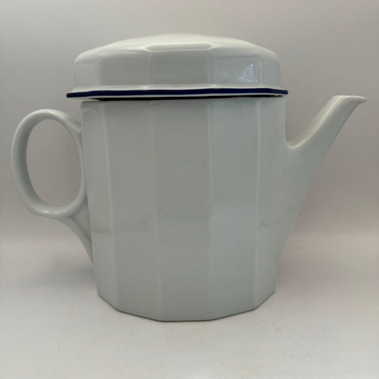Bowerbird Cottage  Porsgrund Norway Teapot