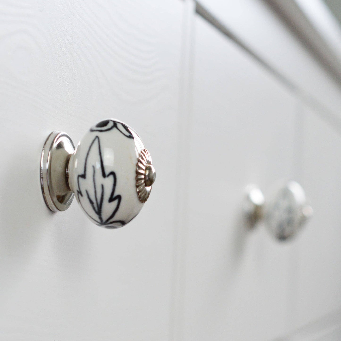 Rinkit Pty Ltd Nicola Spring Round Ceramic Drawer Knob - Black / White Flower TR-NS-DK133