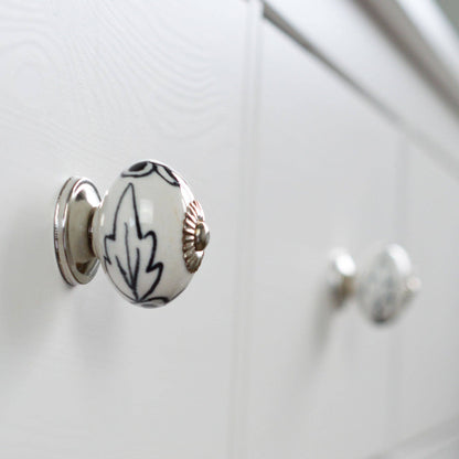 Rinkit Pty Ltd Nicola Spring Round Ceramic Drawer Knob - Black / White Flower TR-NS-DK133