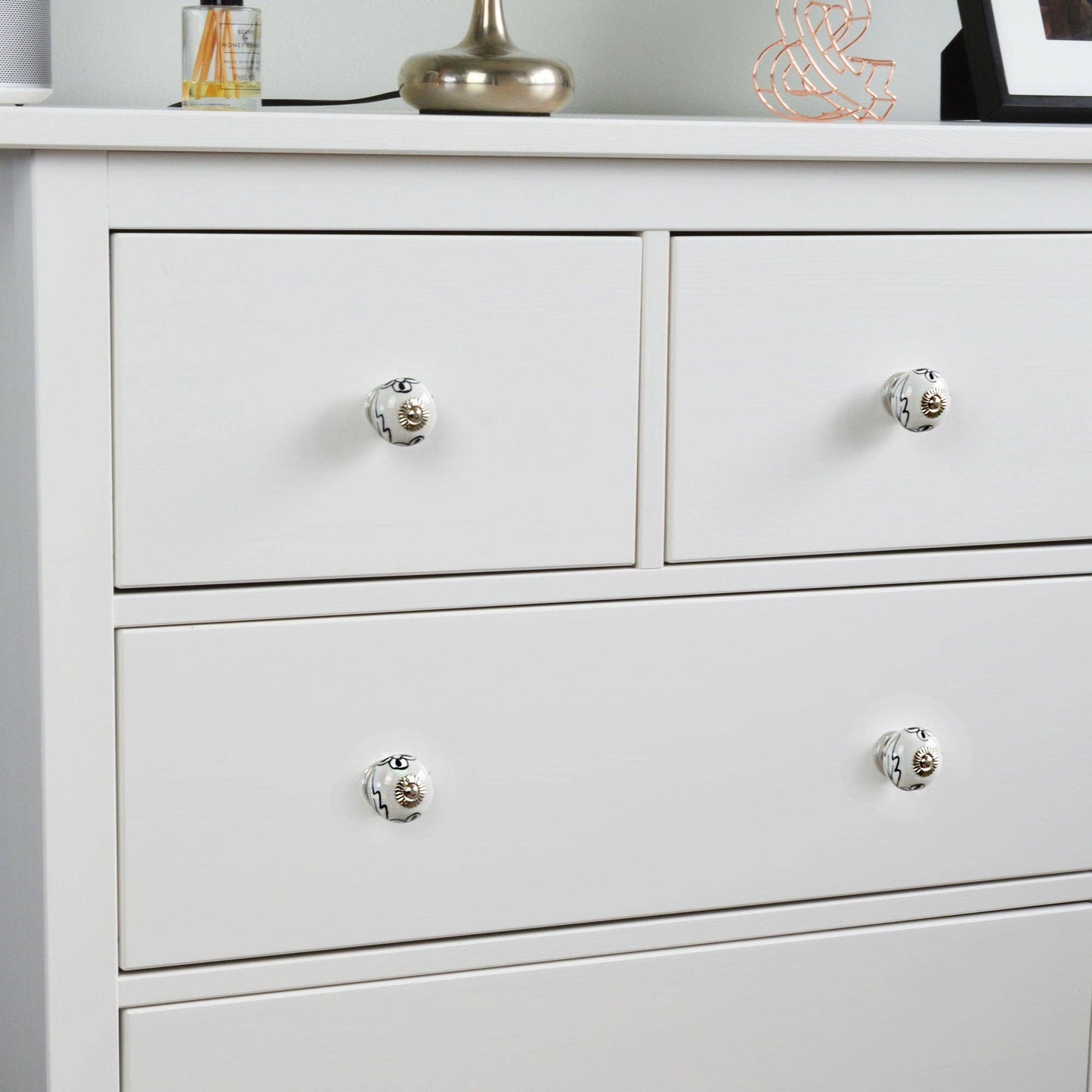 Rinkit Pty Ltd Nicola Spring Round Ceramic Drawer Knob - Black / White Flower TR-NS-DK133