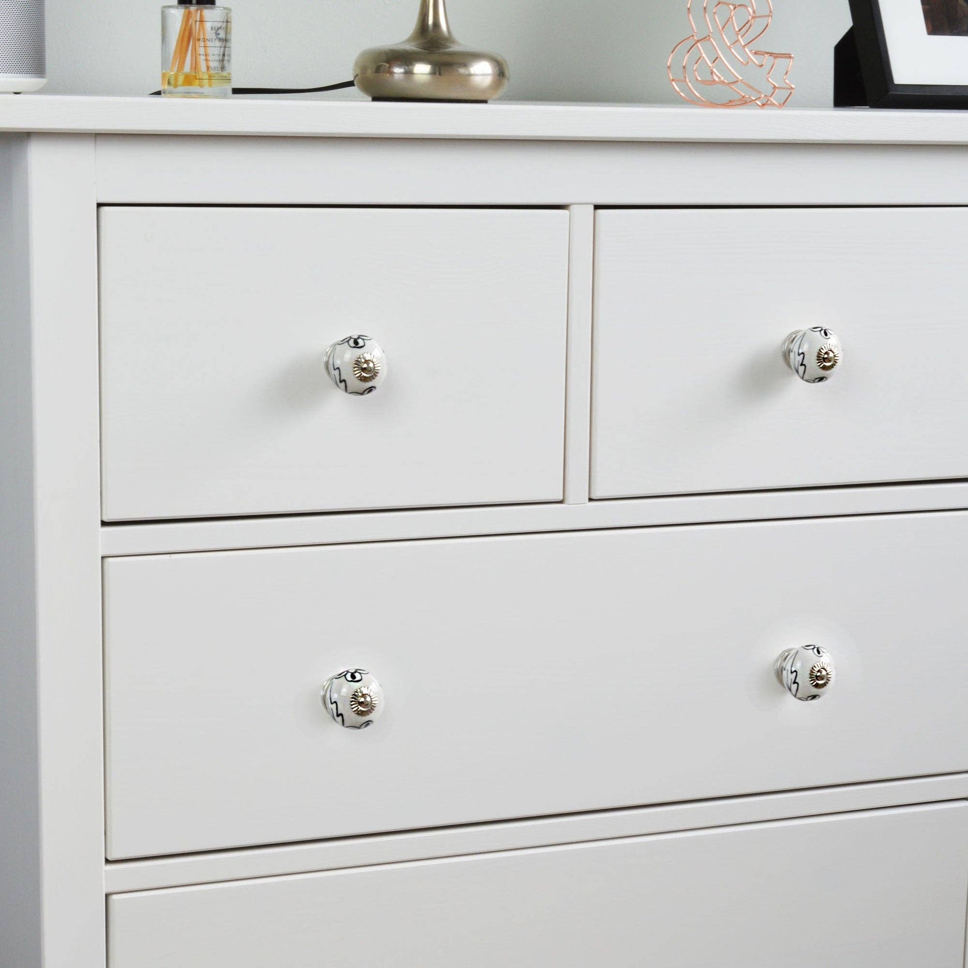 Rinkit Pty Ltd Nicola Spring Round Ceramic Drawer Knob - Black / White Flower TR-NS-DK133