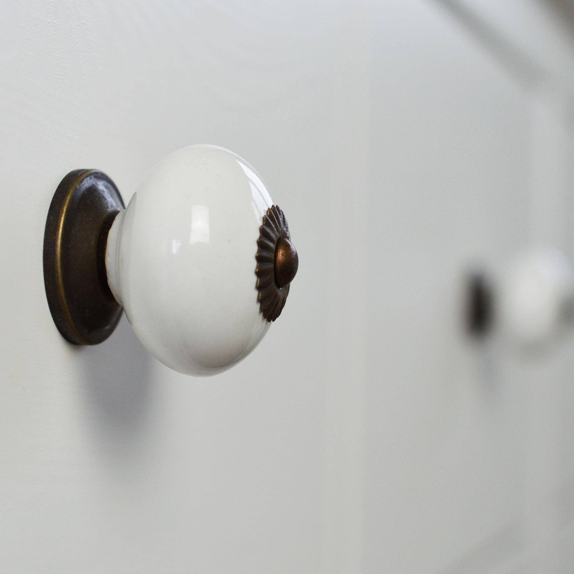 Rinkit Pty Ltd Round Ceramic Drawer Knob - White TR-NS-DK111